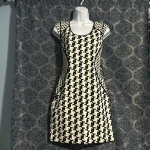 Express NWT women’s 2 cap sleeve sheath houndstooth midi dress